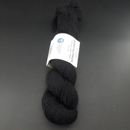 Echeveau de laine Baby Alpaca de BC Garn de couleur 36 black sur fond noir.