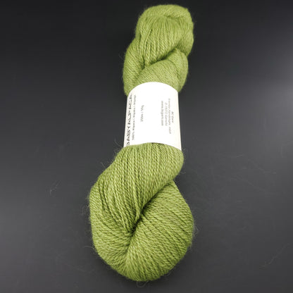 Echeveau de laine Baby Alpaca de BC Garn de couleur 45 light green sur fond noir.
