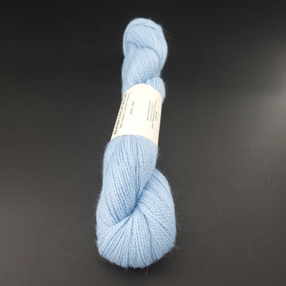 Echeveau de laine Baby Alpaca de BC Garn de couleur 55 baby blue sur fond noir.