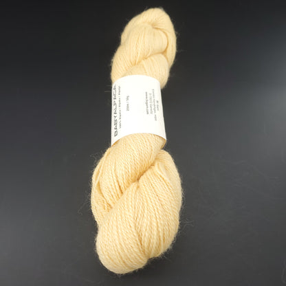 Echeveau de laine Baby Alpaca de BC Garn de couleur 56 corn sur fond noir.