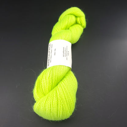 Echeveau de laine Baby Alpaca de BC Garn de couleur 68 shocking green sur fond noir.