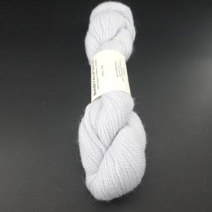 Echeveau de laine Baby Alpaca de BC Garn de couleur 75 light grey sur fond noir.