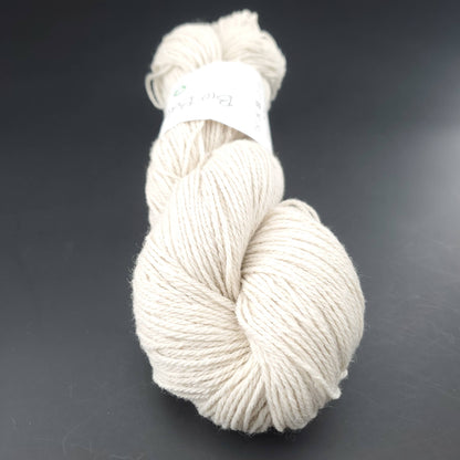 écheveau de fil à tricoter Bio Balance de BC GARN coloris 01 natural white sur fond noir