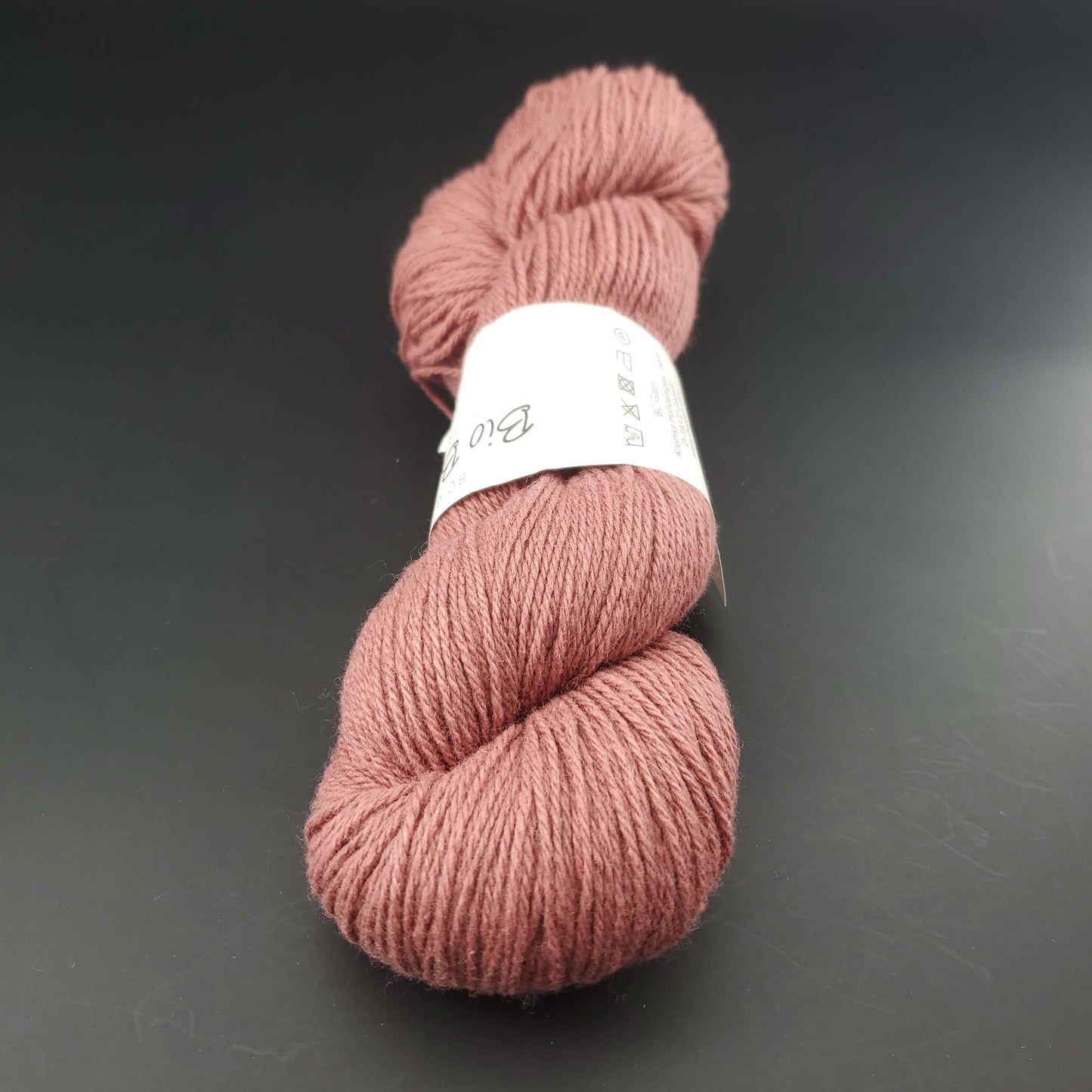 écheveau de fil à tricoter Bio Balance de BC GARN coloris 07 rust sur fond noir