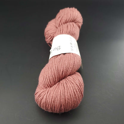 écheveau de fil à tricoter Bio Balance de BC GARN coloris 07 rust sur fond noir