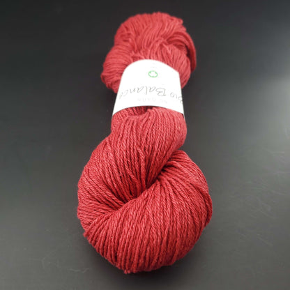 écheveau de fil à tricoter Bio Balance de BC GARN coloris 08 red sur fond noir