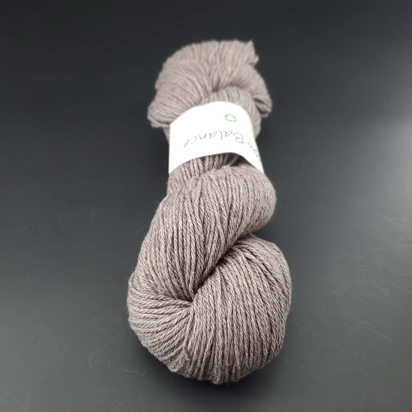 écheveau de fil à tricoter Bio Balance de BC GARN coloris 10 taupe sur fond noir