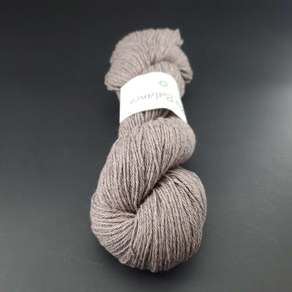 écheveau de fil à tricoter Bio Balance de BC GARN coloris 10 taupe sur fond noir