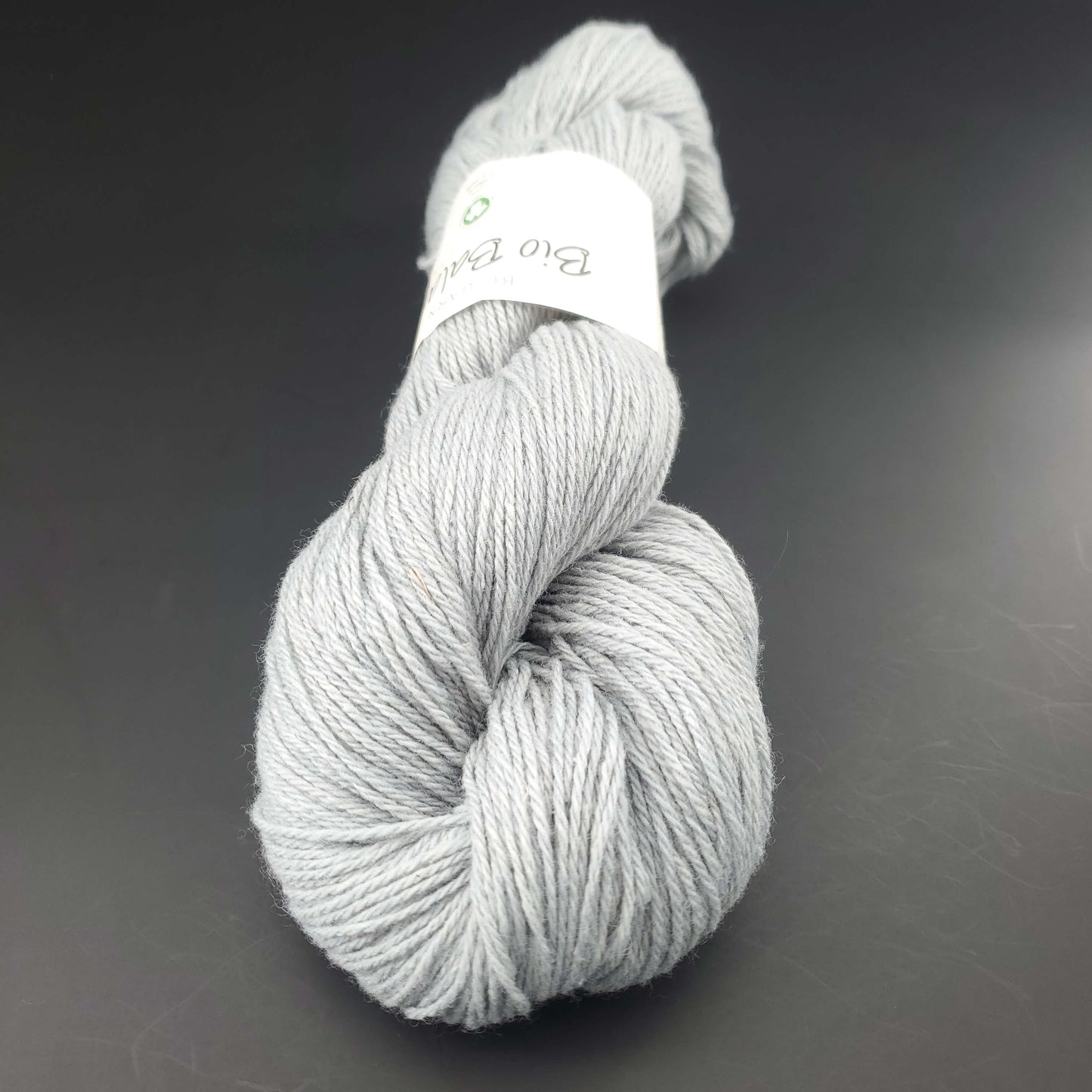 écheveau de fil à tricoter Bio Balance de BC GARN coloris 11 silver sur fond noir