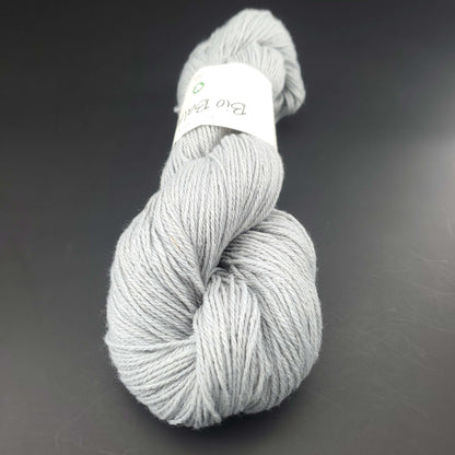 écheveau de fil à tricoter Bio Balance de BC GARN coloris 11 silver sur fond noir