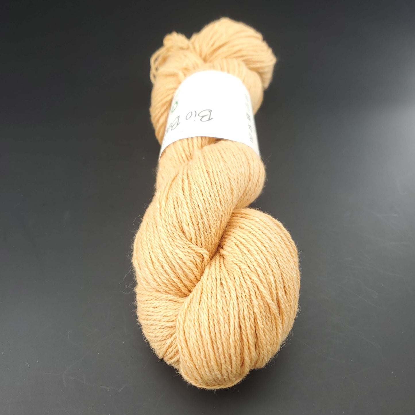 Echeveau de laine Bio Balance de BC Garn coloris 16 curry sur fond noir