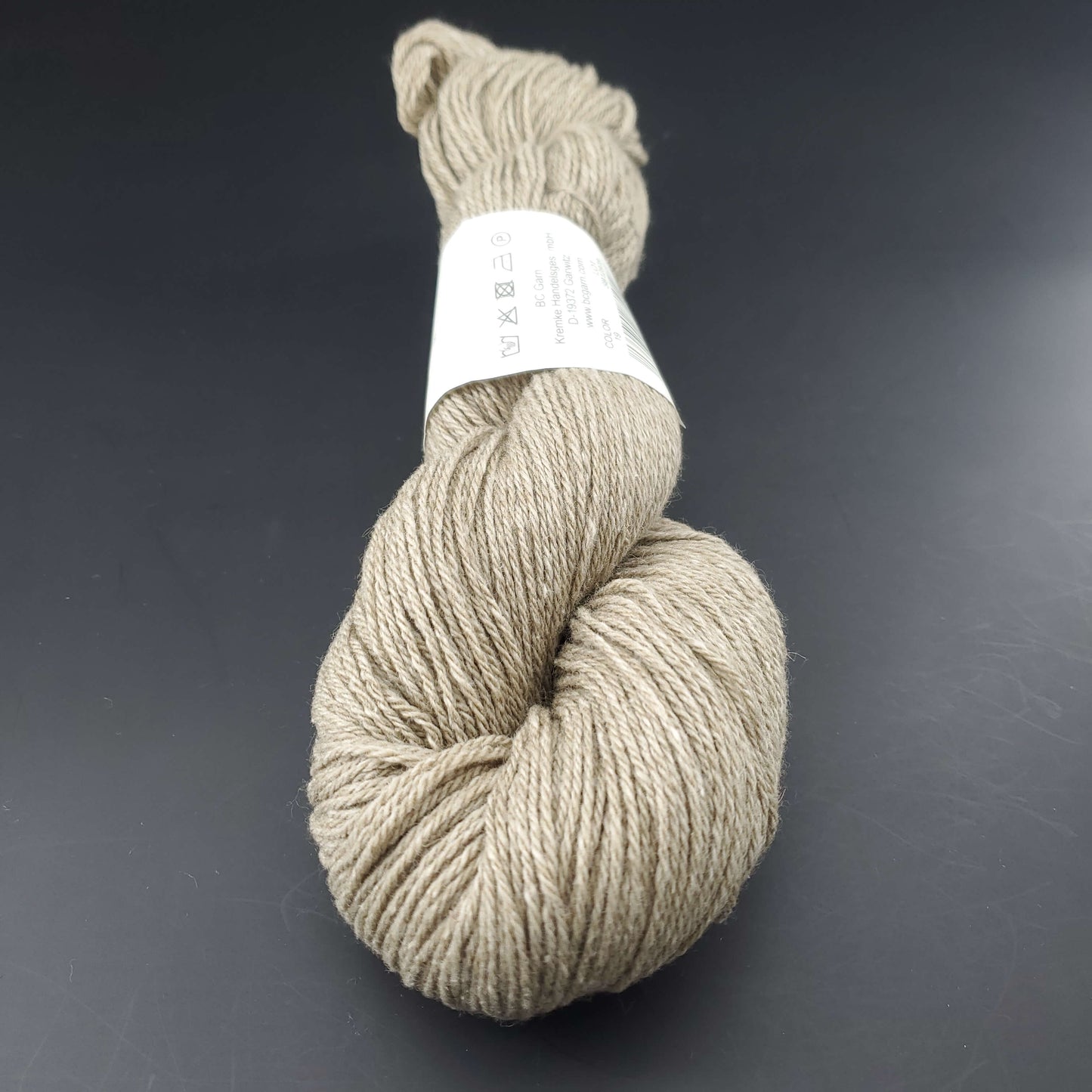 écheveau de fil à tricoter Bio Balance de BC GARN coloris 19 mud sur fond noir