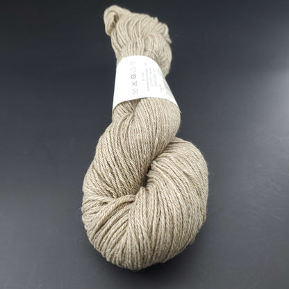 écheveau de fil à tricoter Bio Balance de BC GARN coloris 19 mud sur fond noir