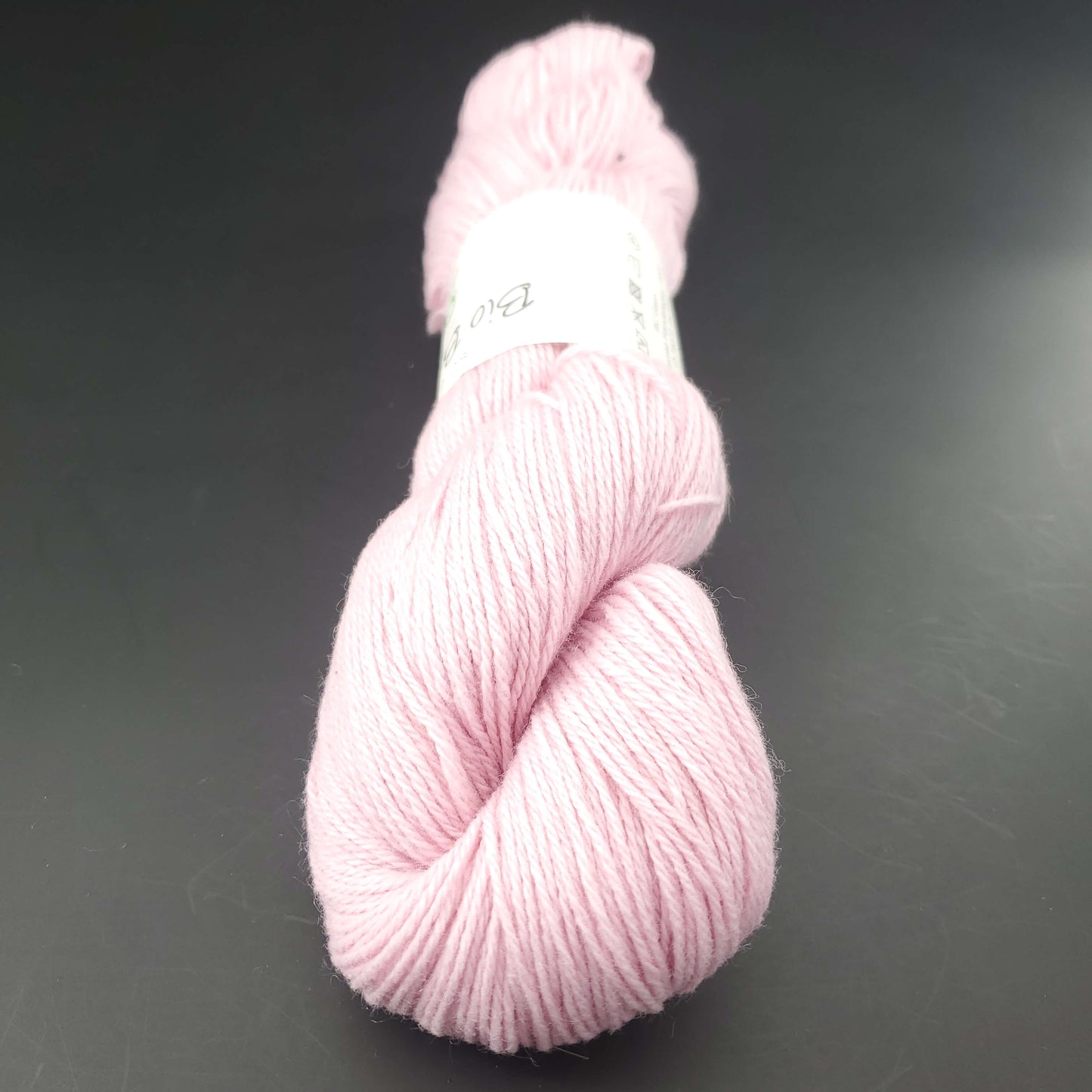 écheveau de fil à tricoter Bio Balance de BC GARN coloris 20 pink sur fond noir