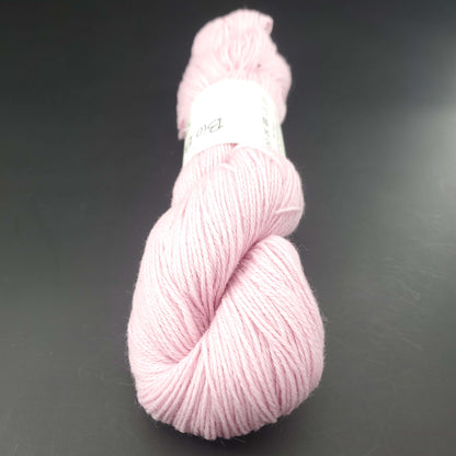 écheveau de fil à tricoter Bio Balance de BC GARN coloris 20 pink sur fond noir