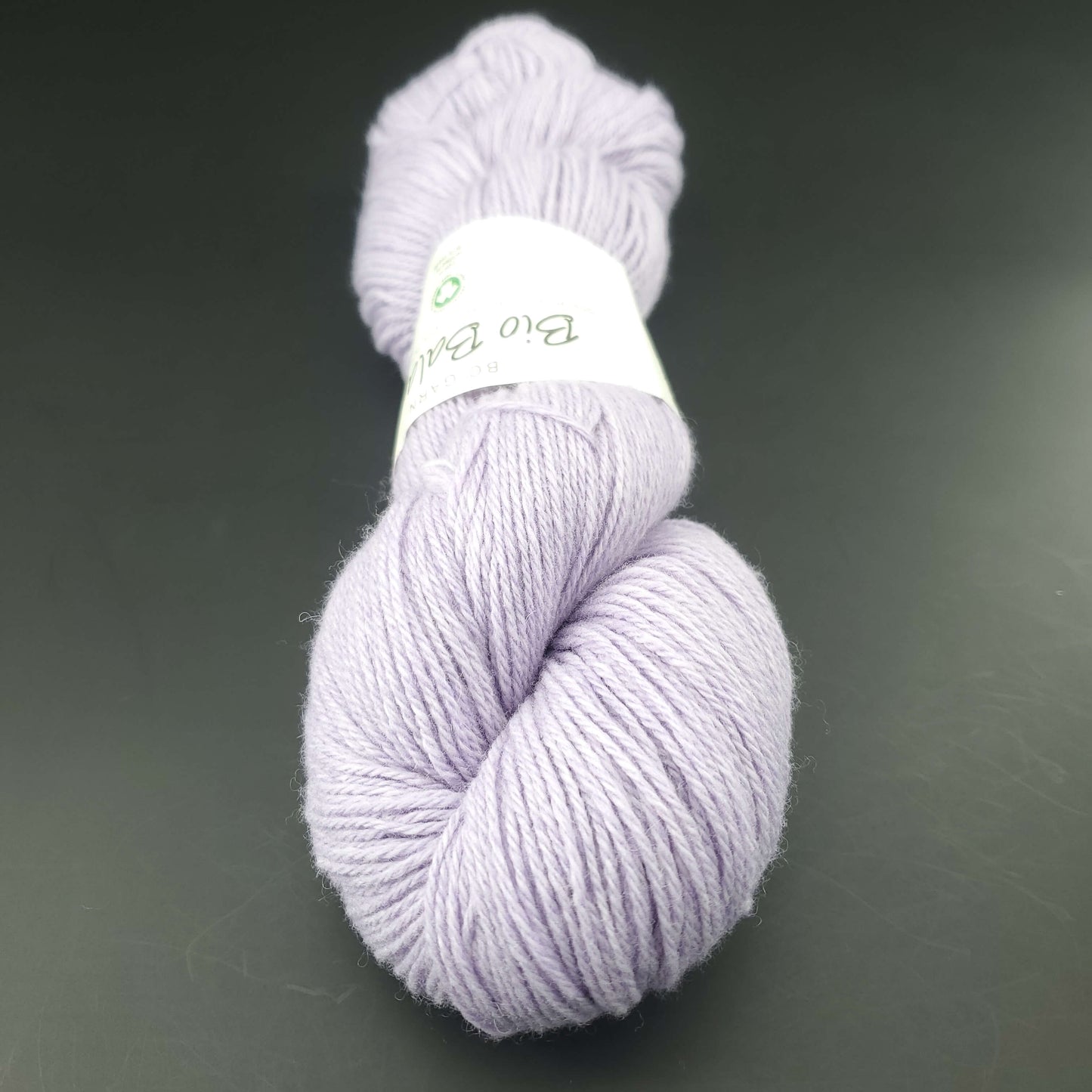 écheveau de fil à tricoter Bio Balance de BC GARN coloris 22 violet sur fond noir