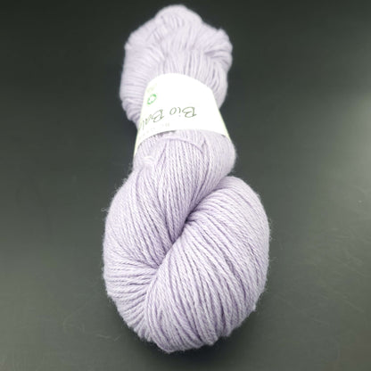 écheveau de fil à tricoter Bio Balance de BC GARN coloris 22 violet sur fond noir
