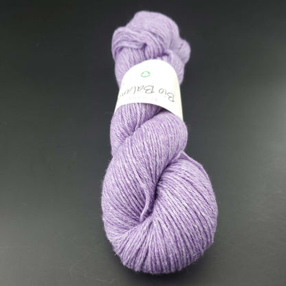 Echeveau de laine Bio Balance de BC Garn coloris 23 purple sur fond noir