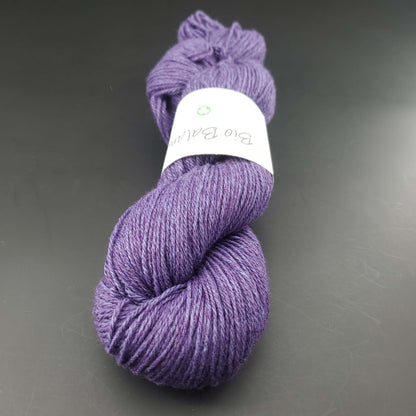 écheveau de fil à tricoter Bio Balance de BC GARN coloris 24 berry sur fond noir