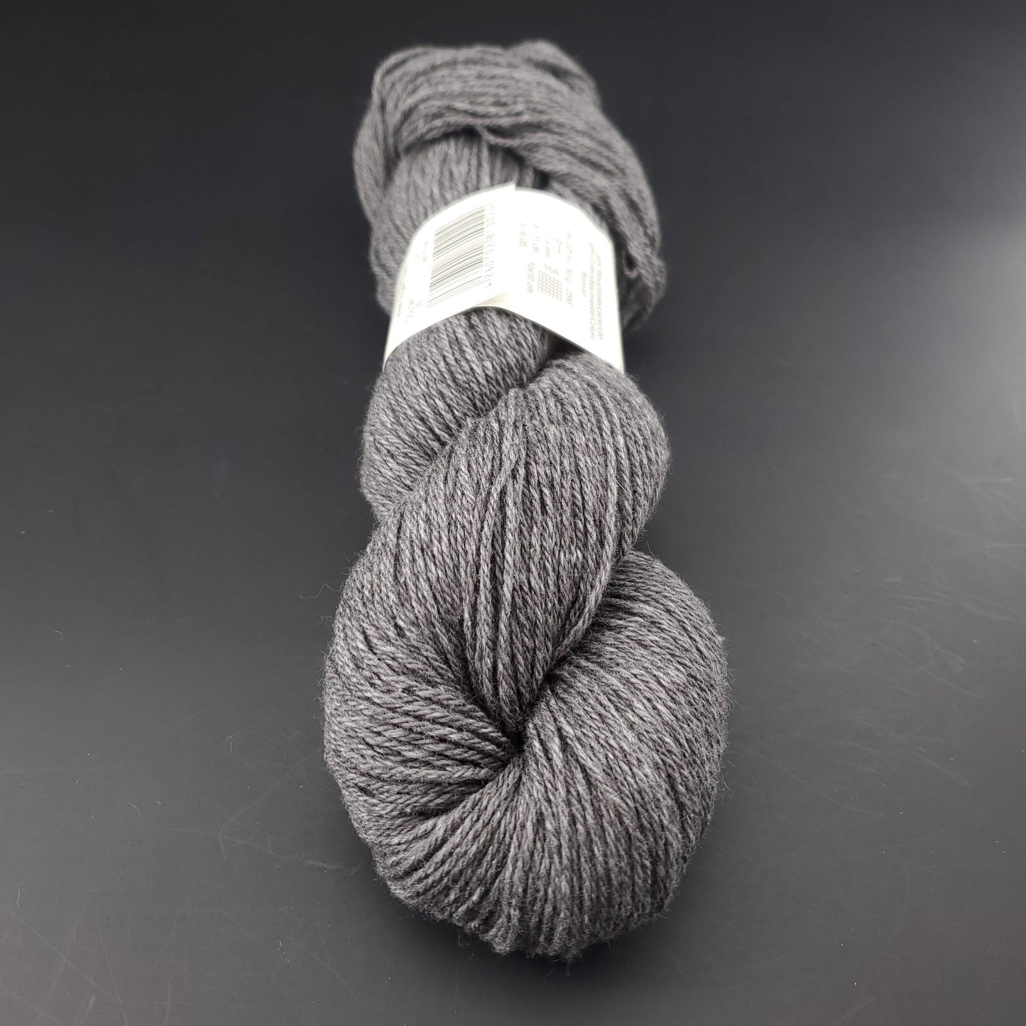 écheveau de fil à tricoter Bio Balance de BC GARN coloris 29 anthracite sur fond noir