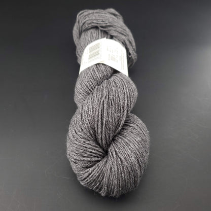 écheveau de fil à tricoter Bio Balance de BC GARN coloris 29 anthracite sur fond noir