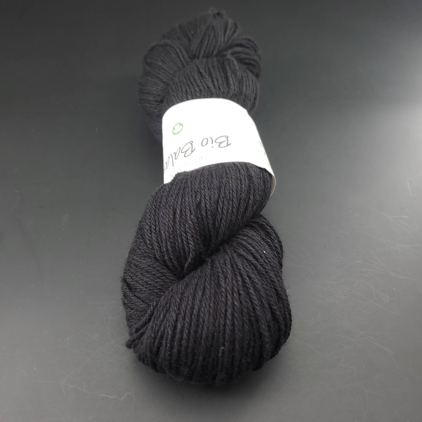 écheveau de fil à tricoter Bio Balance de BC GARN coloris 30 black sur fond noir