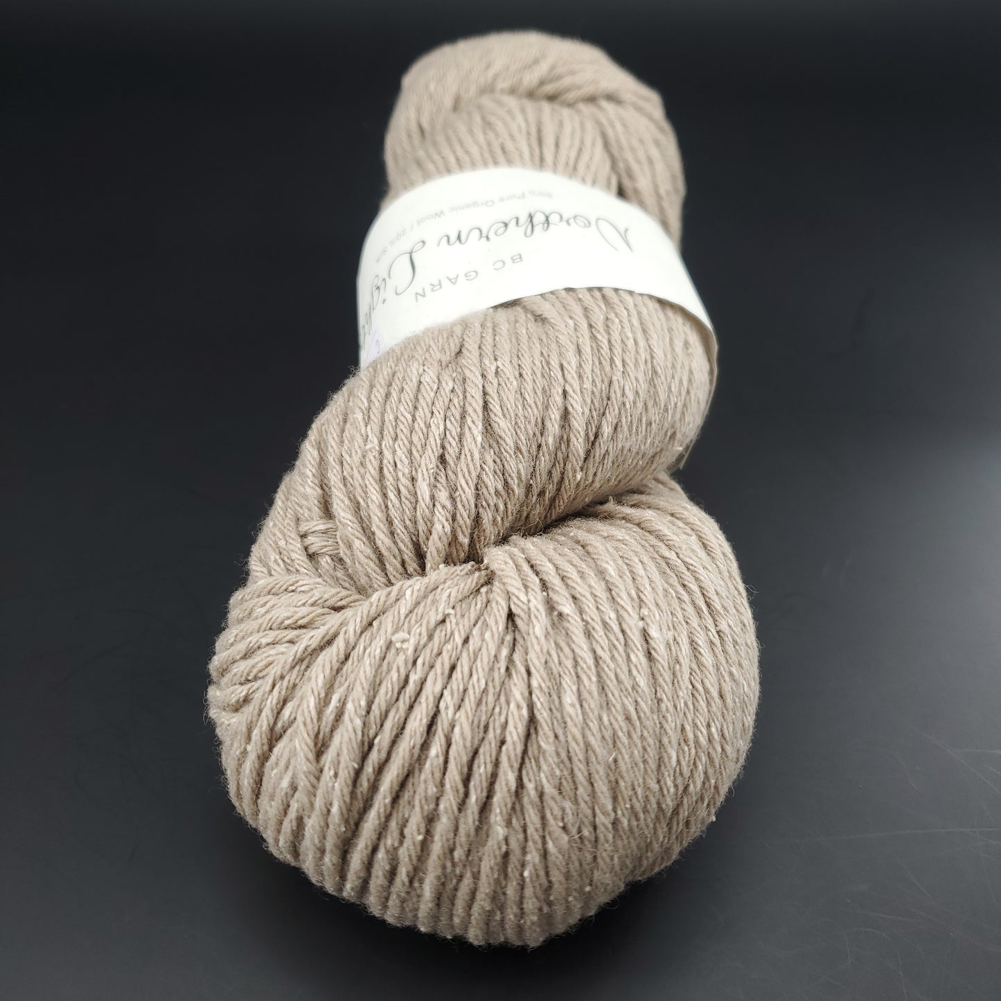 écheveau de laine pour tricot et crochet bc garn northern lights coloris 03 beige foncé sur fond noir