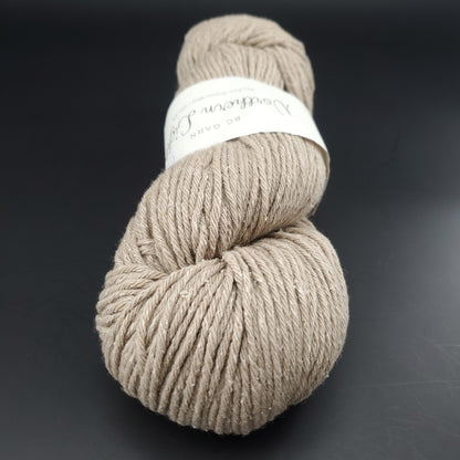 écheveau de laine pour tricot et crochet bc garn northern lights coloris 03 beige foncé sur fond noir
