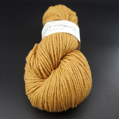 écheveau de laine pour tricot et crochet bc garn northern lights coloris 04 moutarde sur fond noir