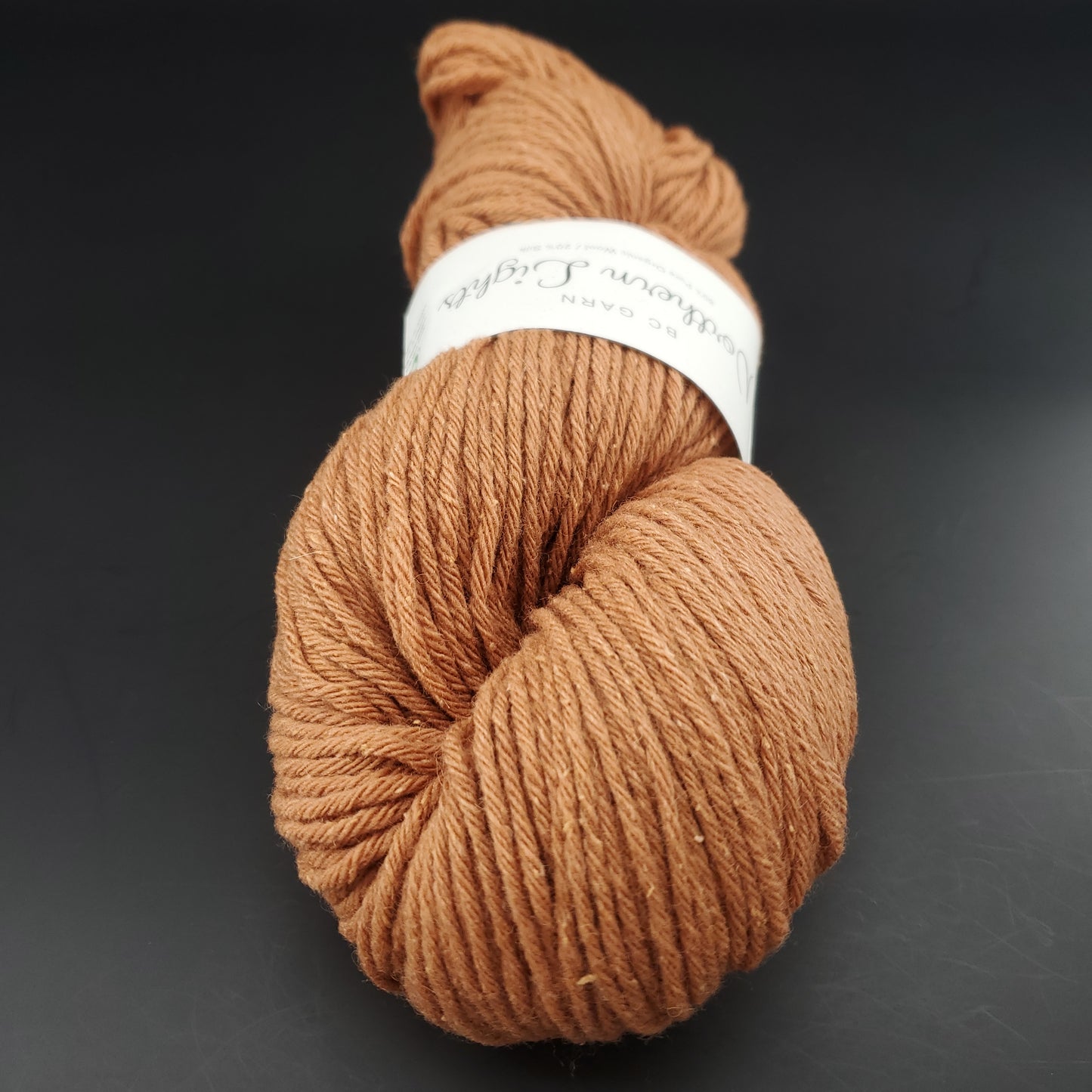 écheveau de laine pour tricot et crochet bc garn northern lights coloris 05 cannelle sur fond noir