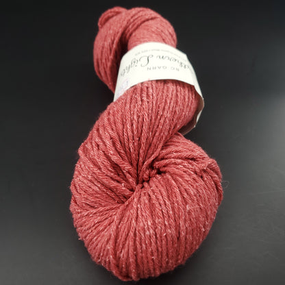écheveau de laine pour tricot et crochet bc garn northern lights coloris 09 rouge clair sur fond noir