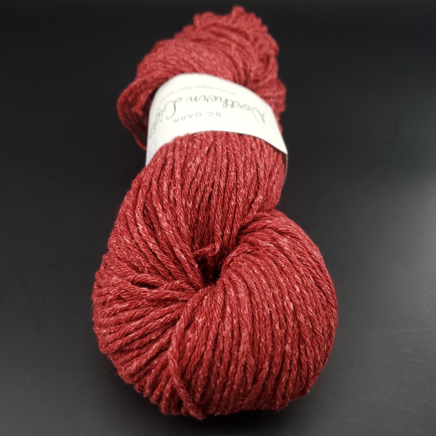 écheveau de laine pour tricot et crochet bc garn northern lights coloris 10 cerise sur fond noir