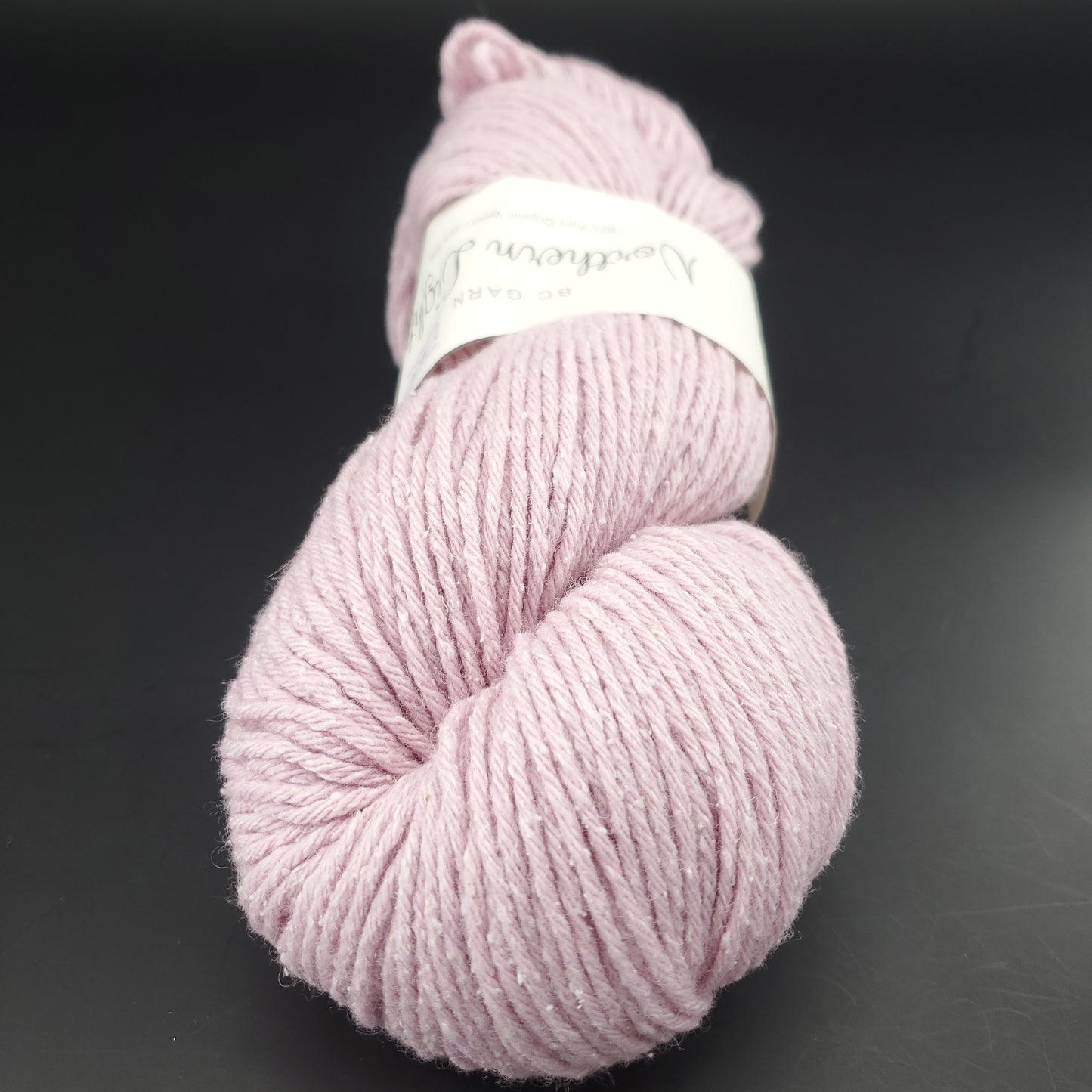 écheveau de laine pour tricot et crochet bc garn northern lights coloris 11 rose clair sur fond noir