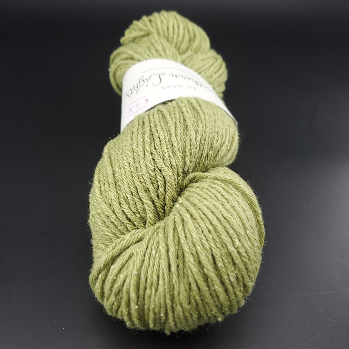 écheveau de laine pour tricot et crochet bc garn northern lights coloris 14 pistache sur fond noir