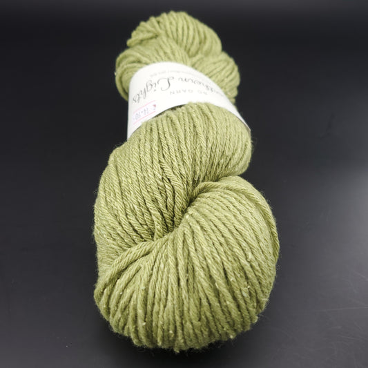 écheveau de laine pour tricot et crochet bc garn northern lights coloris 14 pistache sur fond noir