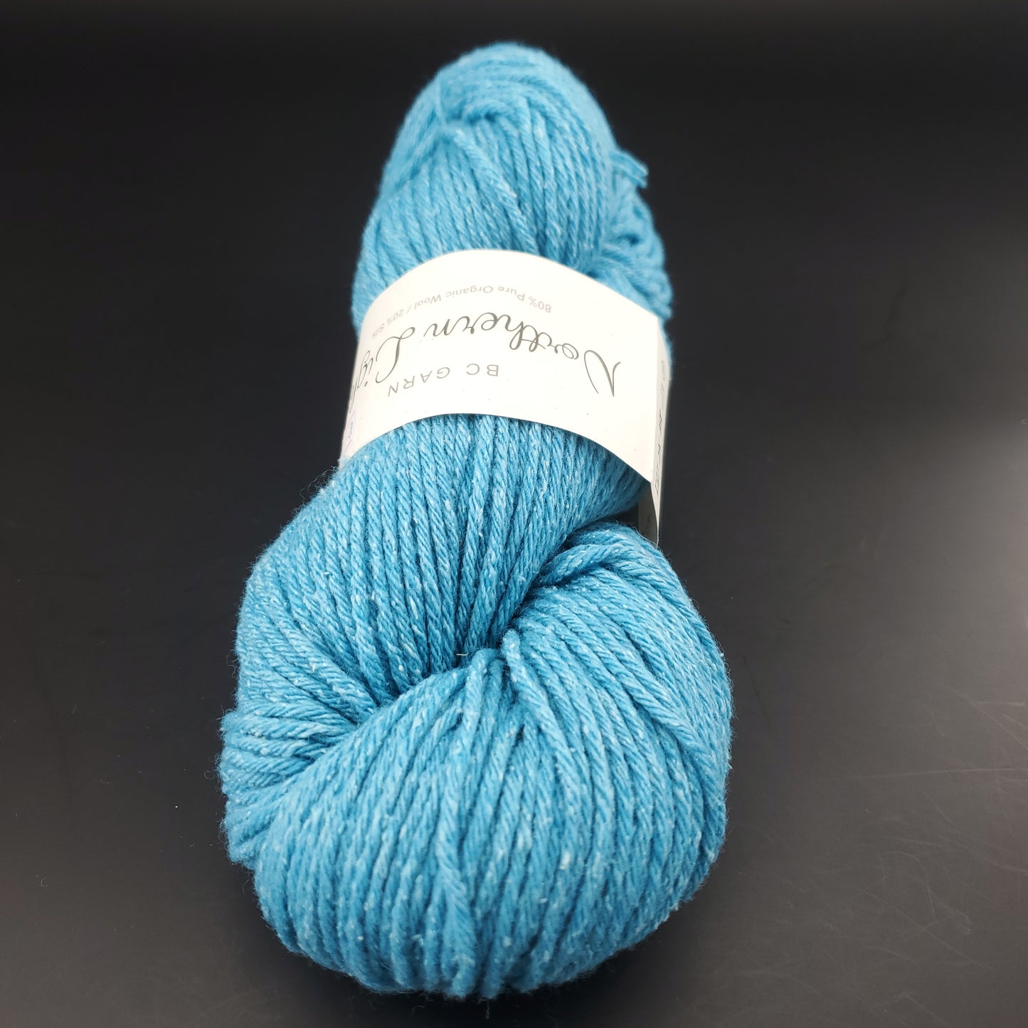 écheveau de laine pour tricot et crochet bc garn northern lights coloris 18 turquoise sur fond noir