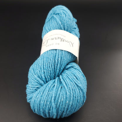 écheveau de laine pour tricot et crochet bc garn northern lights coloris 18 turquoise sur fond noir