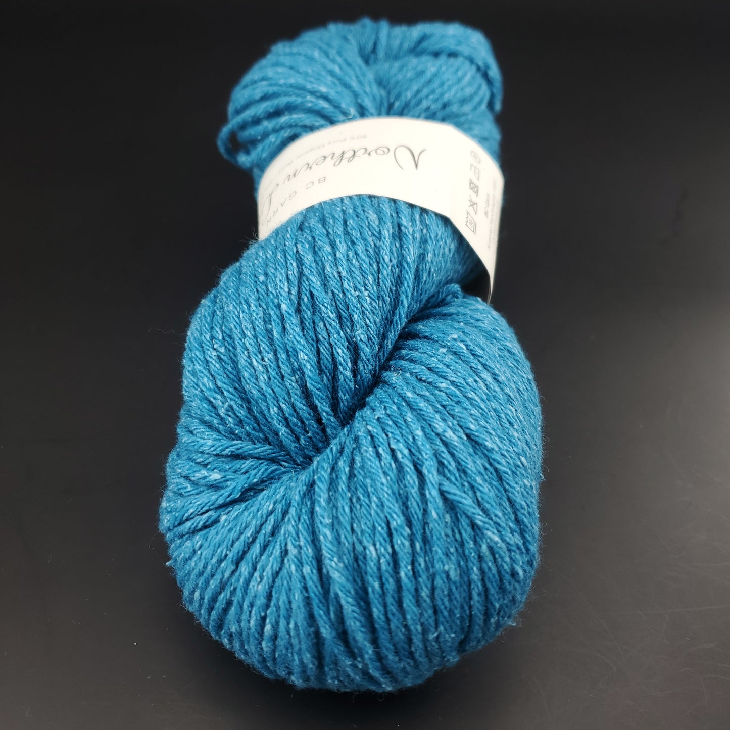 écheveau de laine pour tricot et crochet bc garn northern lights coloris 19 turquoise fonce sur fond noir