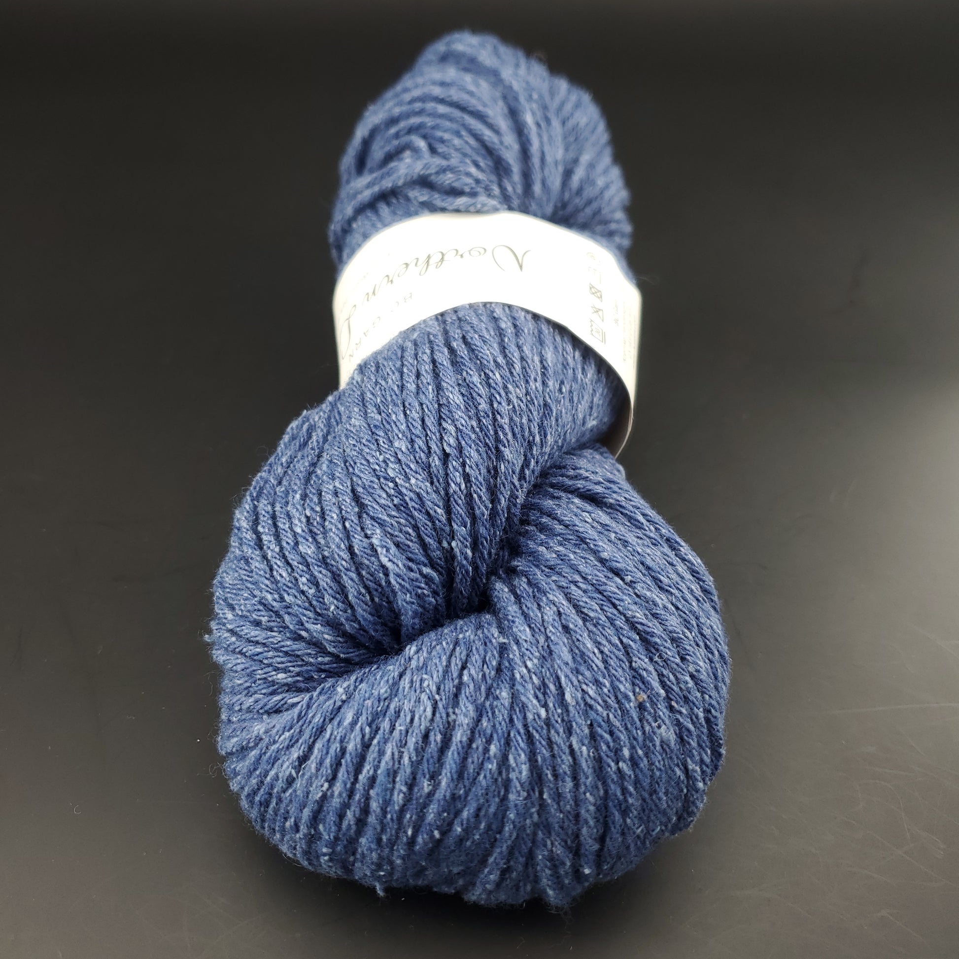 écheveau de laine pour tricot et crochet bc garn northern lights coloris 20 bleu foncé sur fond noir