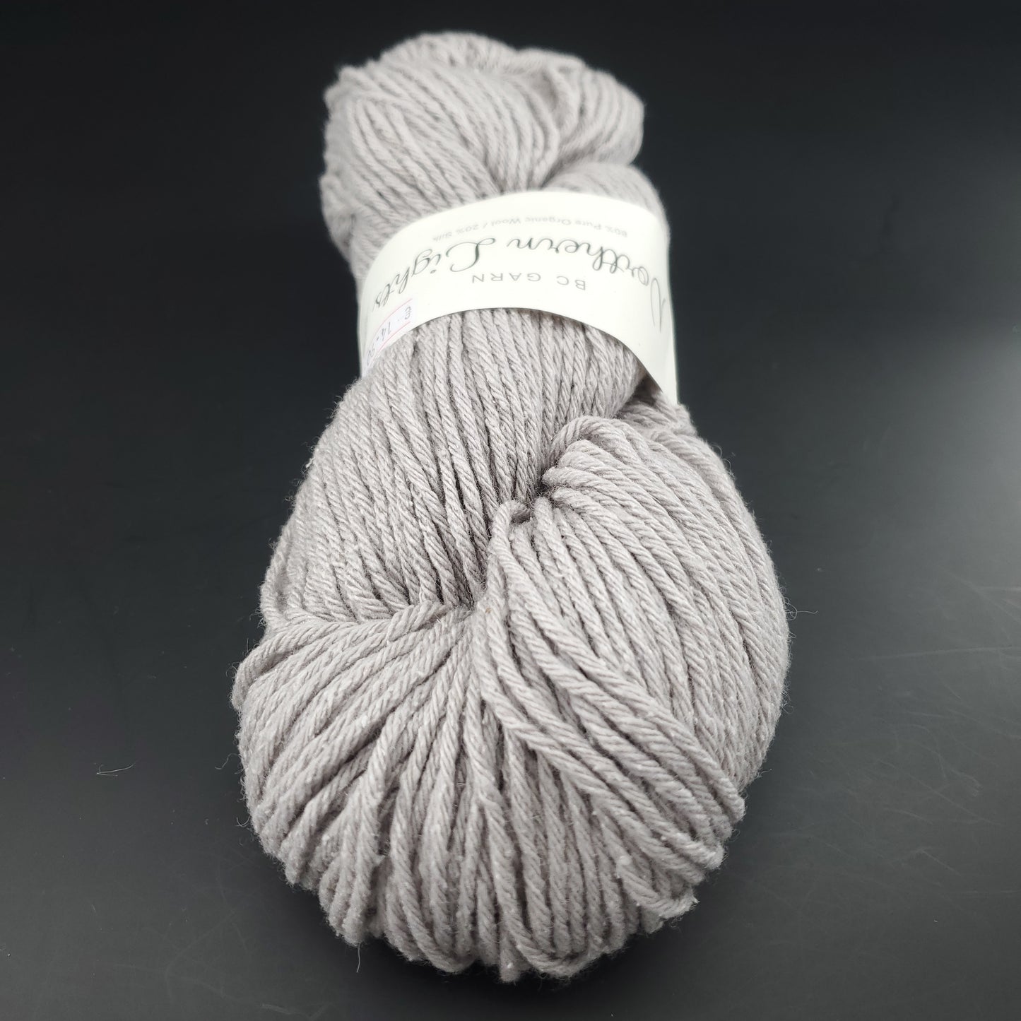 écheveau de laine pour tricot et crochet bc garn northern lights coloris 21 gris clair sur fond noir