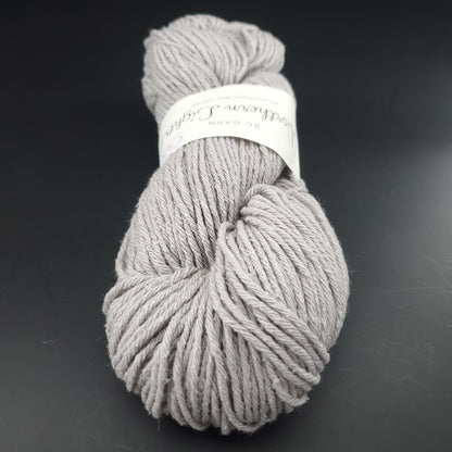 écheveau de laine pour tricot et crochet bc garn northern lights coloris 21 gris clair sur fond noir