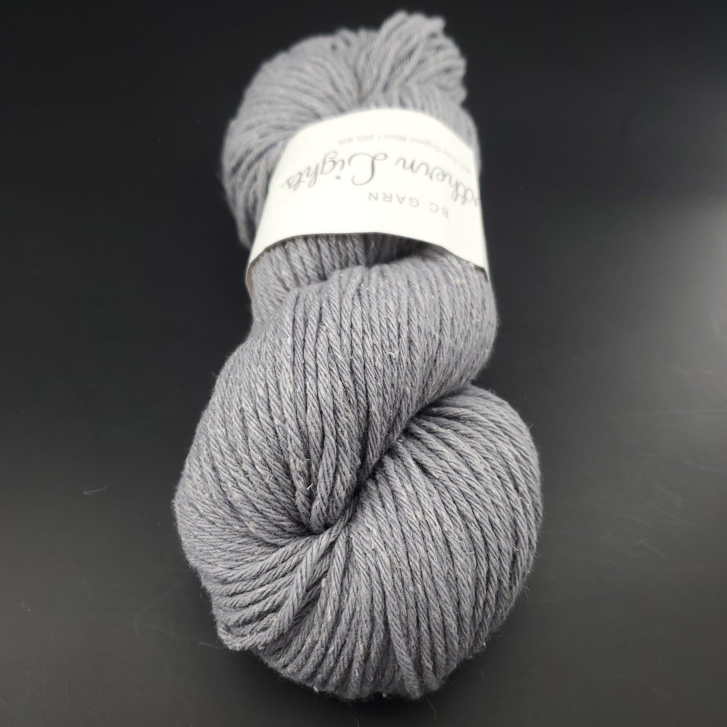écheveau de laine pour tricot et crochet bc garn northern lights coloris 22 gris moyen sur fond noir