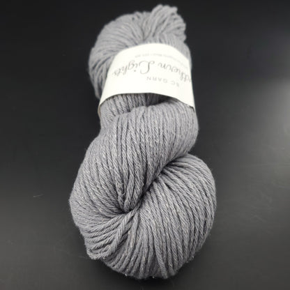 écheveau de laine pour tricot et crochet bc garn northern lights coloris 22 gris moyen sur fond noir