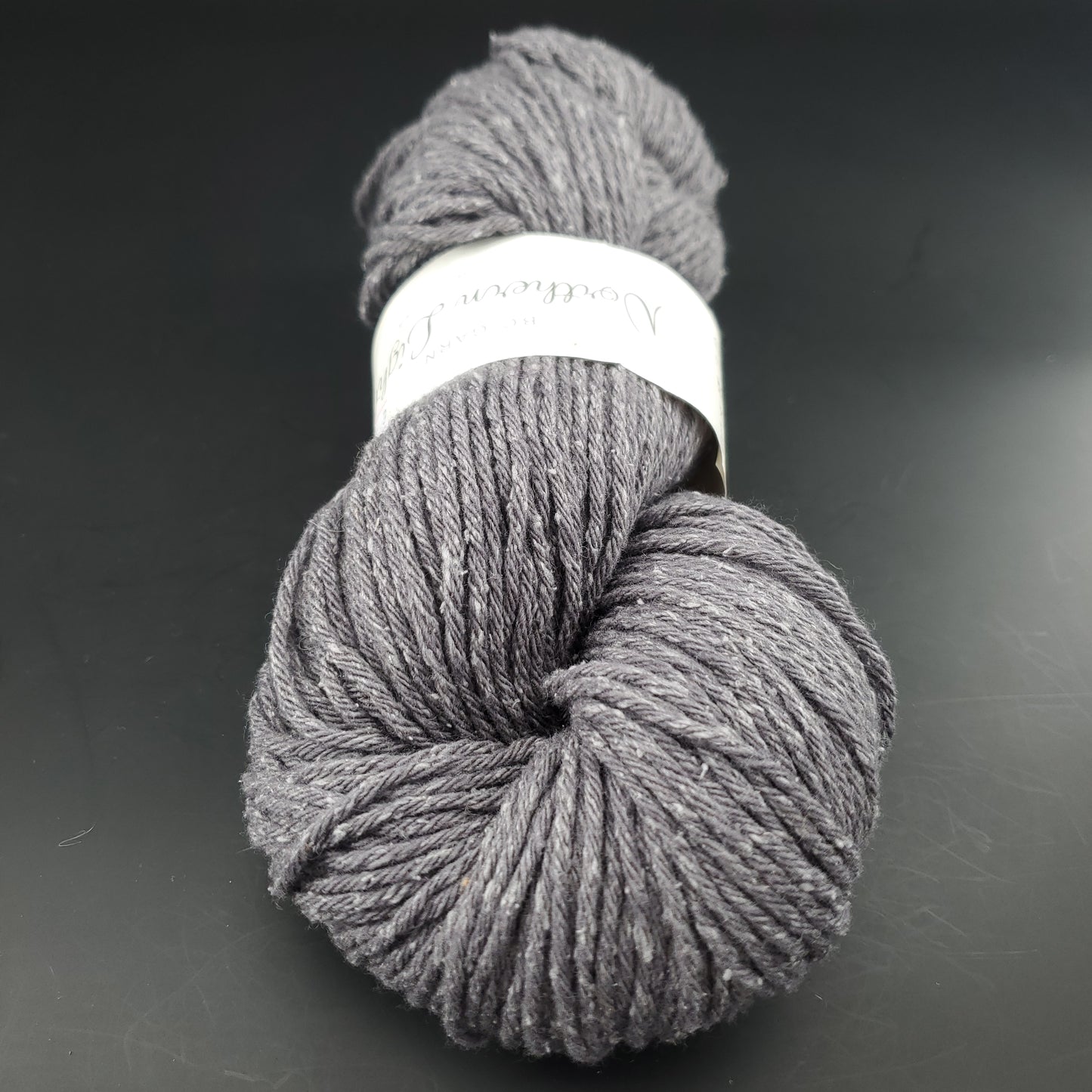 écheveau de laine pour tricot et crochet bc garn northern lights coloris 23 fumée sur fond noir