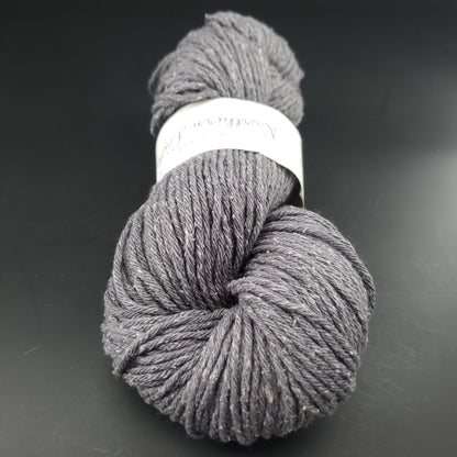 écheveau de laine pour tricot et crochet bc garn northern lights coloris 23 fumée sur fond noir