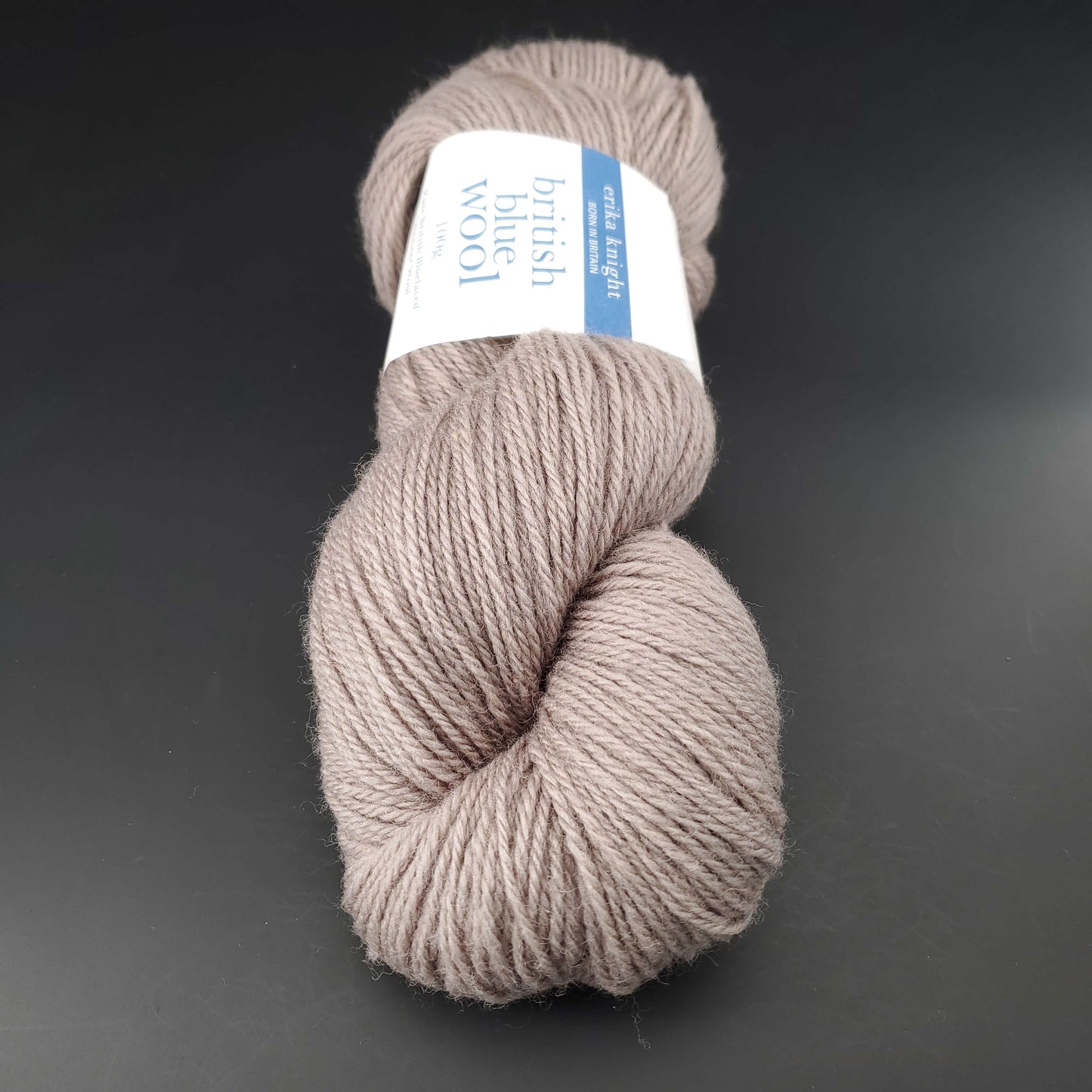 Echeveau de laine British blue d'erika knight coloris 600 clarissa sur fond noir