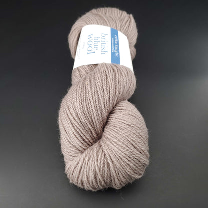 Echeveau de laine British blue d'erika knight coloris 600 clarissa sur fond noir
