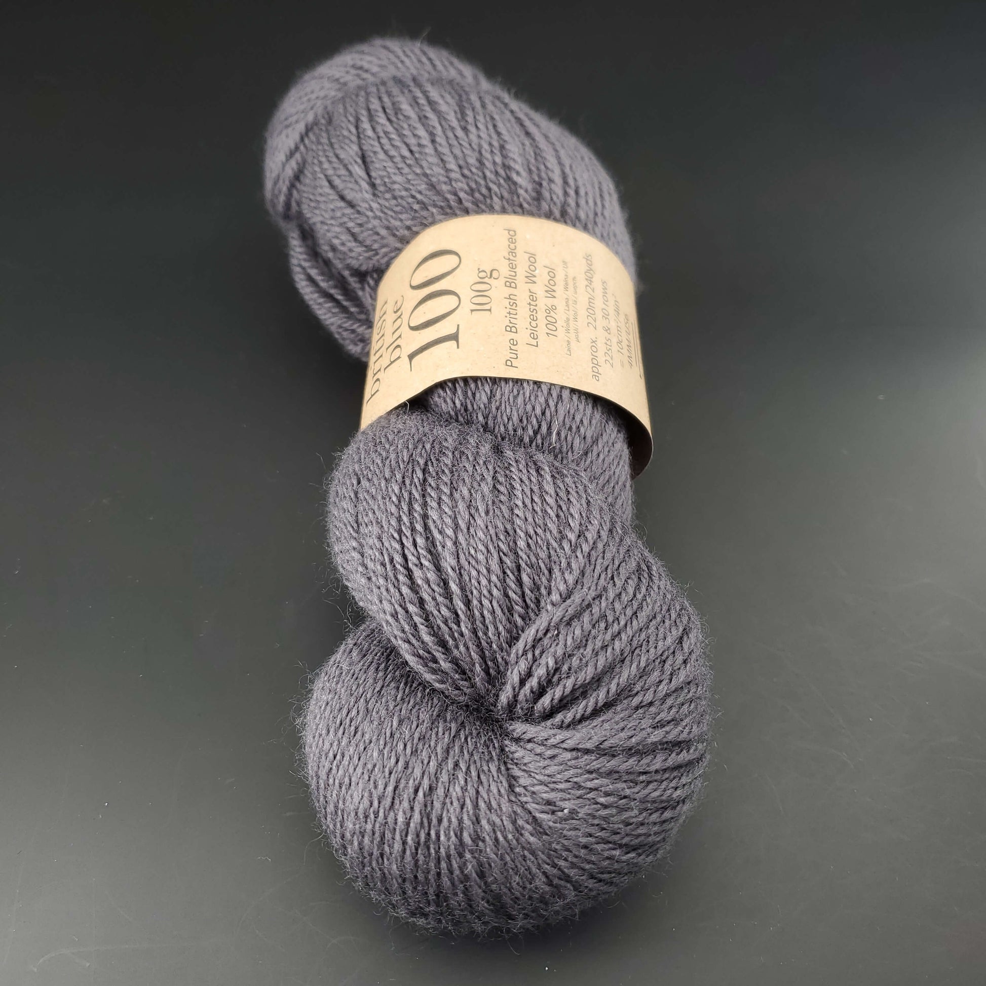 Echeveau de laine British blue d'erika knight coloris 601 cymbelline sur fond noir