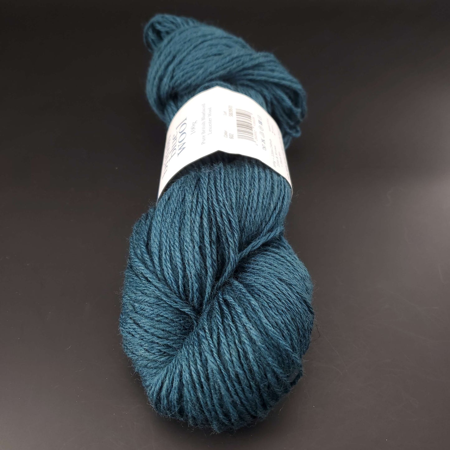 Echeveau de laine British blue d'erika knight coloris 602 regents park sur fond noir