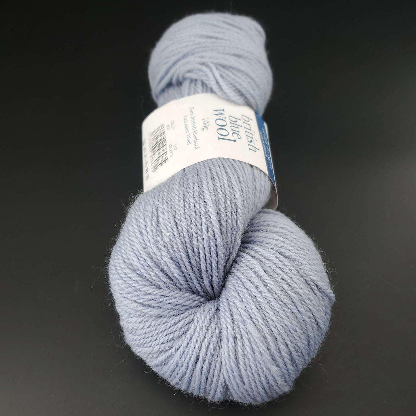 Echeveau de laine British blue d'erika knight coloris 603 kanoko sur fond noir